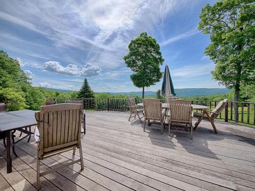 Amazing Estate on 100 Acres with Swimming Pool and 10 BRs Amazing Estate on 100 Acres with Swimming Pool and 10 BRs