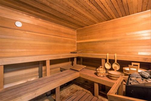 Amazing Estate on 100 Acres with Swimming Pool and 10 BRs Amazing Estate on 100 Acres with Swimming Pool and 10 BRs