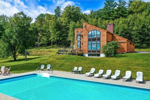 Amazing Estate on 100 Acres with Swimming Pool and 10 BRs Amazing Estate on 100 Acres with Swimming Pool and 10 BRs