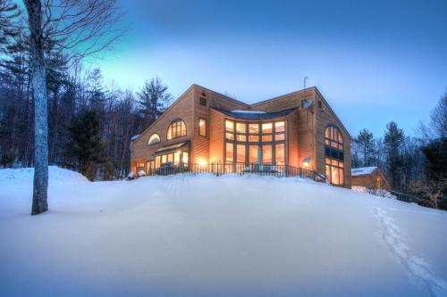 Amazing Estate on 100 Acres with Swimming Pool and 10 BRs in 纽芬 (VT)