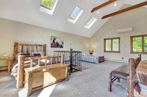 Amazing Estate on 100 Acres with Swimming Pool and 10 BRs Amazing Estate on 100 Acres with Swimming Pool and 10 BRs