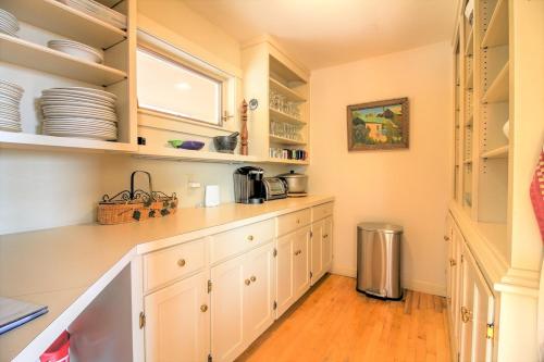 Amazing Estate on 100 Acres with Swimming Pool and 10 BRs Amazing Estate on 100 Acres with Swimming Pool and 10 BRs