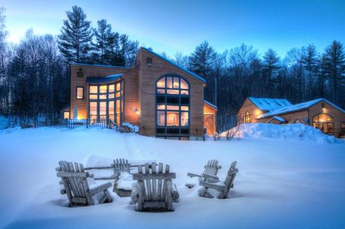 Amazing Estate on 100 Acres with Swimming Pool and 10 BRs Amazing Estate on 100 Acres with Swimming Pool and 10 BRs