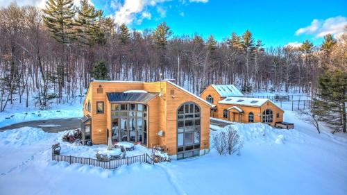 Amazing Estate on 100 Acres with Swimming Pool and 10 BRs Amazing Estate on 100 Acres with Swimming Pool and 10 BRs