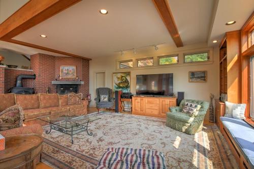 Amazing Estate on 100 Acres with Swimming Pool and 10 BRs Amazing Estate on 100 Acres with Swimming Pool and 10 BRs