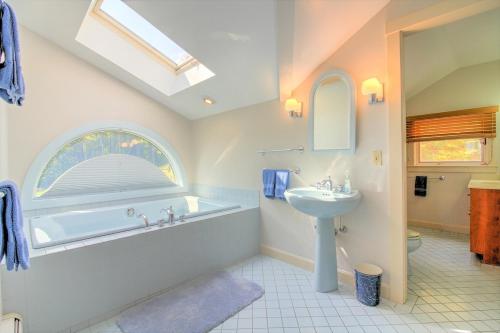 Amazing Estate on 100 Acres with Swimming Pool and 10 BRs Amazing Estate on 100 Acres with Swimming Pool and 10 BRs