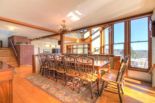 Amazing Estate on 100 Acres with Swimming Pool and 10 BRs Amazing Estate on 100 Acres with Swimming Pool and 10 BRs