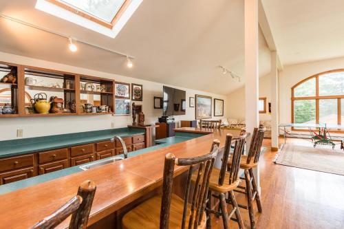 Amazing Estate on 100 Acres with Swimming Pool and 10 BRs Amazing Estate on 100 Acres with Swimming Pool and 10 BRs