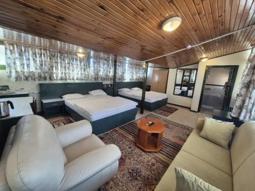 Quadruple Room with Pamukkale View room in Hotel HAL-TUR