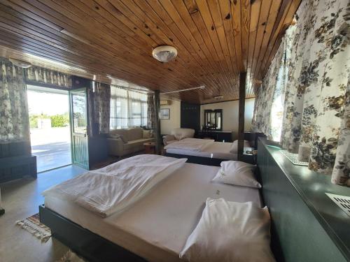 Quadruple Room with Pamukkale View image 10