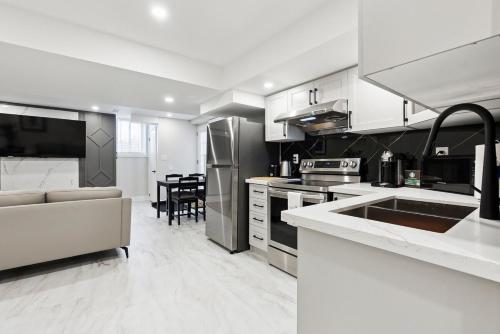 Baker Hill Executive Suite 2 Br Basement Apartment with Full Kitchen and Bath in Whitchurch-Stouffville (ON)