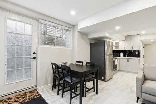 Baker Hill Executive Suite 2 Br Basement Apartment with Full Kitchen and Bath in Whitchurch-Stouffville (ON)