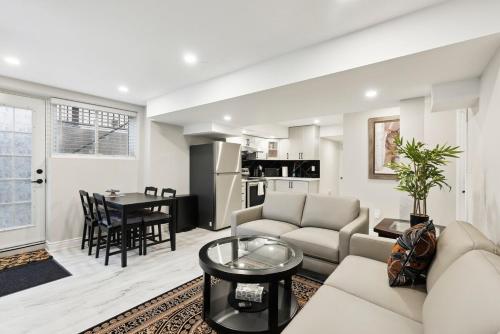 Baker Hill Executive Suite 2 Br Basement Apartment with Full Kitchen and Bath in Whitchurch-Stouffville (ON)