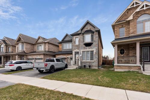Baker Hill Executive Suite 2 Br Basement Apartment with Full Kitchen and Bath in Whitchurch-Stouffville (ON)
