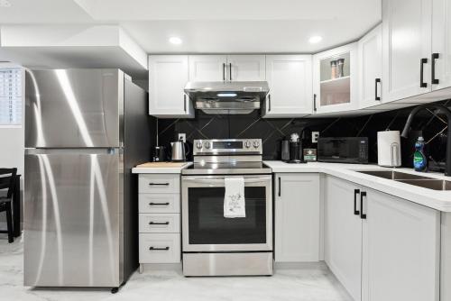 Baker Hill Executive Suite 2 Br Basement Apartment with Full Kitchen and Bath in Whitchurch-Stouffville (ON)