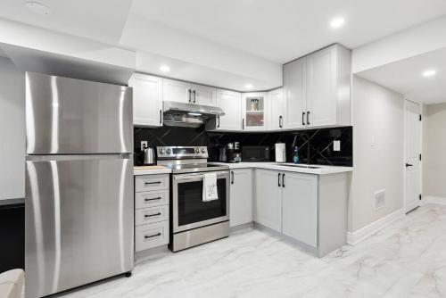 Baker Hill Executive Suite 2 Br Basement Apartment with Full Kitchen and Bath in Whitchurch-Stouffville (ON)
