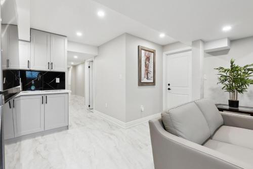 Baker Hill Executive Suite 2 Br Basement Apartment with Full Kitchen and Bath in Whitchurch-Stouffville (ON)