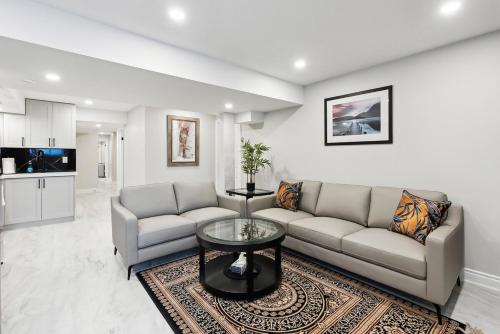 Baker Hill Executive Suite 2 Br Basement Apartment with Full Kitchen and Bath in Whitchurch-Stouffville (ON)