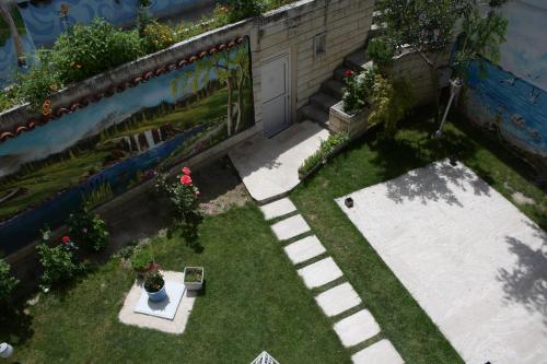 Single Room with Back Garden View image 4