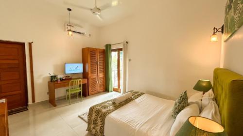 Double Room with Balcony image 7