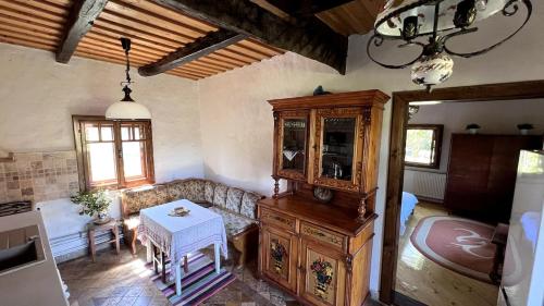 Casa Maramureseana - Refugiu Traditional Maramuresean Cazare de Poveste in Natura langa parau Loc de in Marga