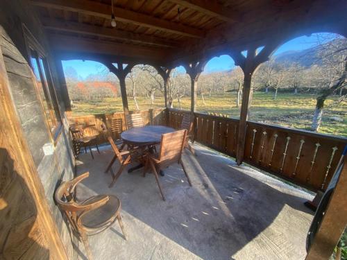 Casa Bunica - Vila Rustica cu Prispa Experienta Romaneasca Autentica langa Parau in Natura Loc Joaca in Marga