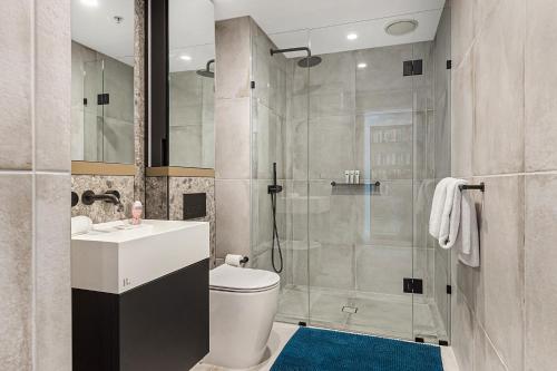 Gorgeous High-Rise Unit with Sky Bar Pool and Gym