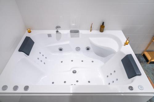 Duplex SPA & Détente en Hyper-Centre avec Parking Privé (Duplex SPA & Detente en Hyper-Centre avec Parking Prive) in Paray-le-Monial