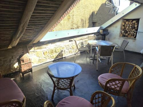 Erkély/terasz, Grand appartement 3 étoiles avec terrasse dans maison vigneronne 18éme siècle (Grand appartement 3 etoiles avec terrasse dans maison vigneronne 18eme siecle) in Saint-Lothain