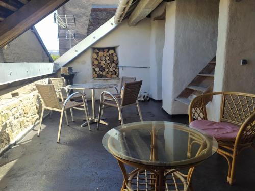 Erkély/terasz, Grand appartement 3 étoiles avec terrasse dans maison vigneronne 18éme siècle (Grand appartement 3 etoiles avec terrasse dans maison vigneronne 18eme siecle) in Saint-Lothain