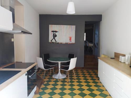 Grand appartement 3 étoiles avec terrasse dans maison vigneronne 18éme siècle (Grand appartement 3 etoiles avec terrasse dans maison vigneronne 18eme siecle) in Saint-Lothain