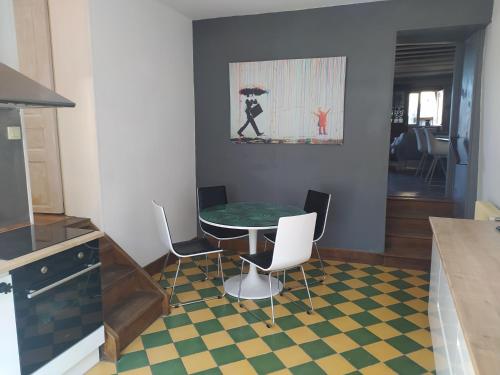 Grand appartement 3 étoiles avec terrasse dans maison vigneronne 18éme siècle (Grand appartement 3 etoiles avec terrasse dans maison vigneronne 18eme siecle) in Saint-Lothain