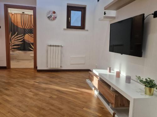 One-Bedroom Apartment image 3