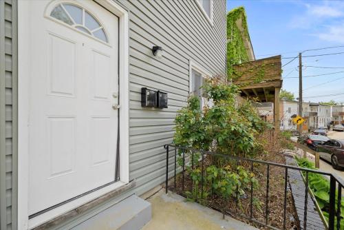 Great Two Bedroom w off Street Parking to Explore the City Close to Downtown Airport Ballparks detail
