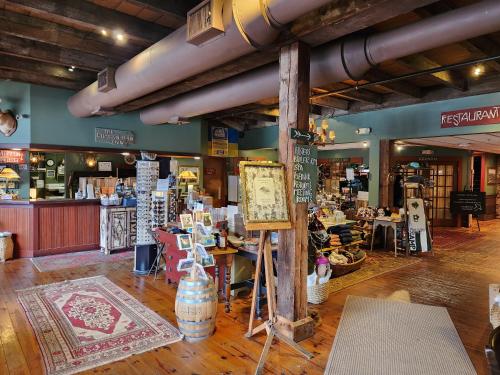 The Common Man Inn, Spa & Lodge - 로비