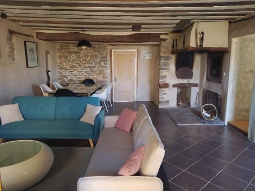 Grand appartement 3 étoiles avec terrasse dans maison vigneronne 18éme siècle (Grand appartement 3 etoiles avec terrasse dans maison vigneronne 18eme siecle) in Saint-Lothain