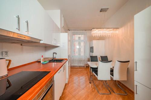 5 Bob's Apartment - 2 bedrooms with King Size beds, Прага (фото 6)