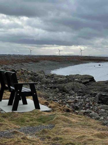 River View - Modern 4 Bedroom Bungalow in เอียสกี