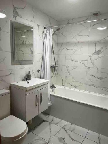 River View - Modern 4 Bedroom Bungalow in เอียสกี