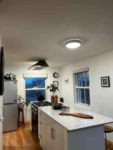 River View - Modern 4 Bedroom Bungalow in เอียสกี