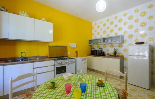 Konyha, 4 Bedroom Pet Friendly Home In Pergola in Pergola (Urbino)
