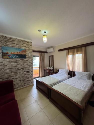 2 twin beds