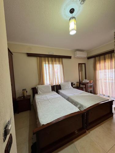 2 twin beds