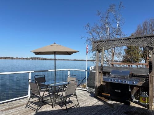 . Waterfront Cottage Near Toronto Private Dock, Water Crafts, BBQ Wi-Fi - Sleeps 4