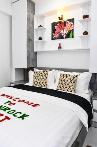 LemonRock Comfort near Male Local Market