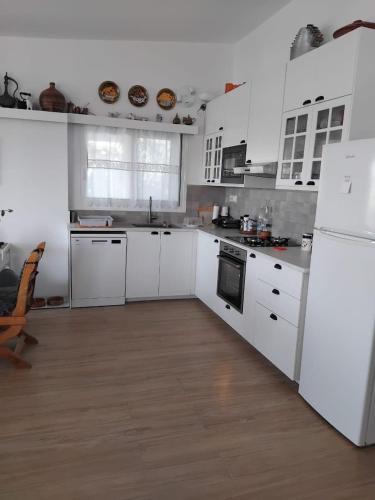 virtuve, Poly's hill-house close to the beach in Akti Idras (Argolis)