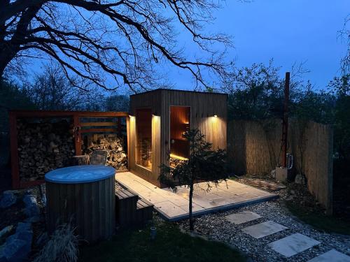 Wellness Chata Hideaway se saunou a vířivkou (Wellness Chata Hideaway se saunou a virivkou) in เตรเบโชวิซ