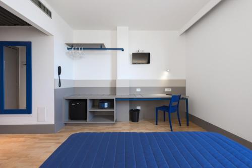 Double Room image 6