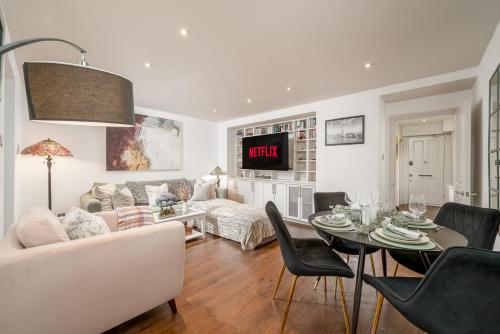Niru Experience Hidden Gem In Chelsea 2BD 2BA, London