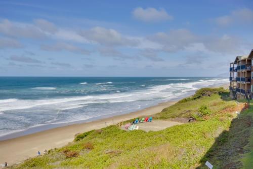 Oceanfront Lincoln City Condo with Pool and Sauna - image 6